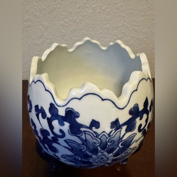 ASIAN BLUE AND WHITE FOOTED BOWL WITH IRREGULAR EDGING 6 5/8” Height - Picture 5 of 6